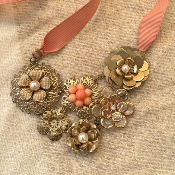 NECKLACE WITH FLOWERS AND RIBBON TIE - Picture 2 of 2